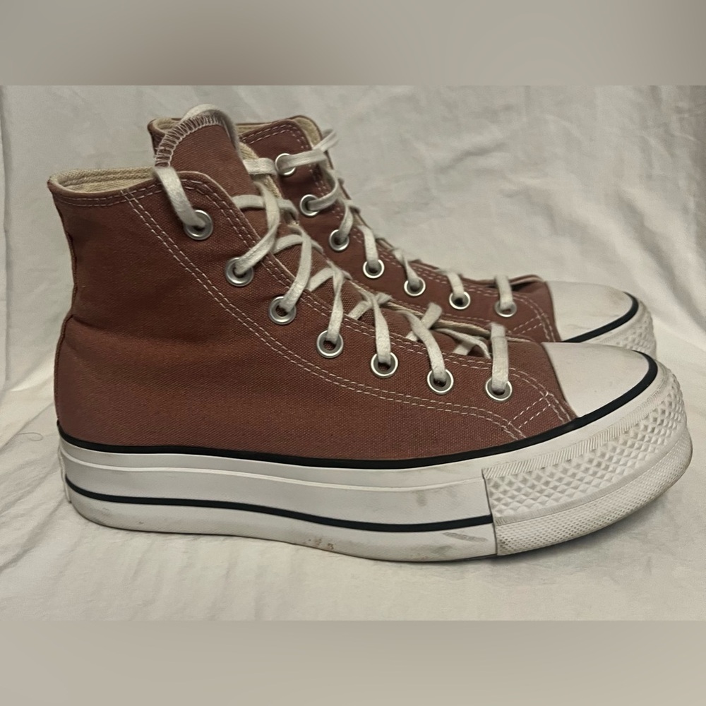 Women’s Converse Chuck Taylor high tops platform size 7.5.